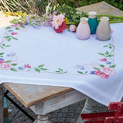 Vervaco - Bedrukt tafelkleed kit met ingeweven boord - Bloemen met vlinders - Borduren - Borduurpakket volwassenen