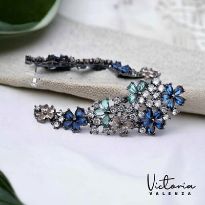 Victoria Valenza Fiore Luxe Oorbellen Dames Messing Oorringen - Blauwe Steen - Kleur Zwart - 1 Paar