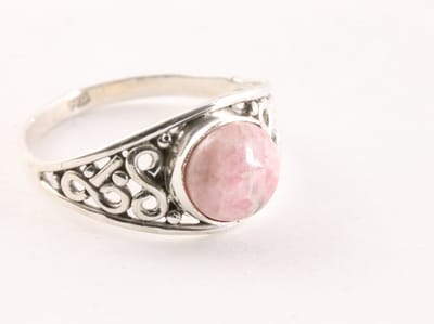 Fijne opengewerkte zilveren ring met rhodochrosiet - maat 17