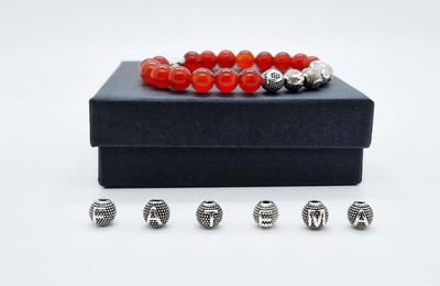 Handgemaakte Natuurstenen armband met metaal naam "Rood Agaat" - Met je naam of de naam van uw geliefde- 8 mm diameter van de korrel- Diameter armband 20 cm - Een mooi cadeau voor familie en vrienden