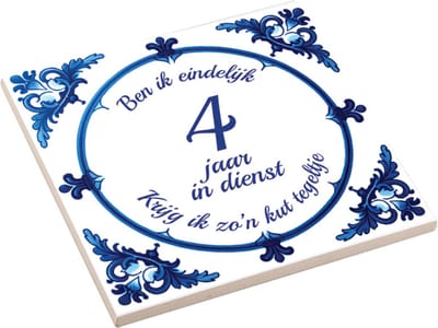 Spreuktegel met tekst " Ben ik eindelijk 4 jaar in dienst, krijg ik zo'n kut tegeltje" Werkjubileum - Cadeau voor Collega - Werknemer cadeau - Tegel met Tekst - Grappig Cadeau Collega