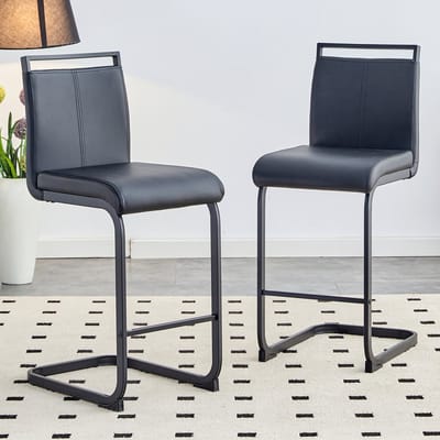 Set van twee barkrukken in Scandinavische stijl (2 stuks). Gemaakt van hoogwaardig zwart kunstleer met zwarte metalen poten. Geschikt voor restaurants, keukens, etc. Totale hoogte: 96,5 cm.