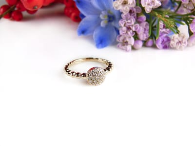 ring in roos goud gezet met diamant