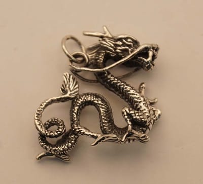 Draken hanger van 925 zilver - leuke sterling zilveren draken bedel voor aan ketting - fantasie dieren bedels van zilver - fantasie wereld dieren hangers voor aan kettingen - stoere dieren hanger voor man of vrouw
