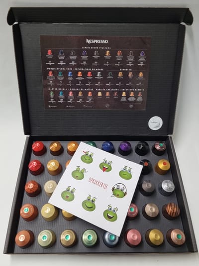 Koffie Proeverij Pakket groot 40 stuks verschillende smaken met Mystery Card 'Opkikker' met persoonlijke (video) boodschap | Verjaardag | Sinterklaas | Kerstpakket | Vaderdag | Moederdag | Jubileum | Valentijnsdag