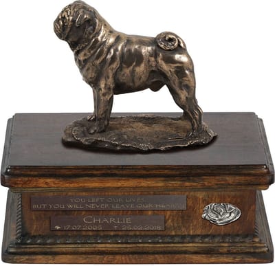 Persoonlijke houten urn voor pug-hondenas met beeldje