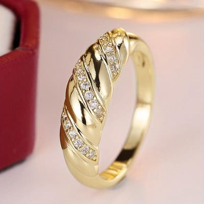 Huitan Moderne Gedraaide Vorm Vrouwen Ringen met Zirkonia Goudkleurige Trouwring Accessoires Luxe Trendy Vrouwen Sieraden 9 beige