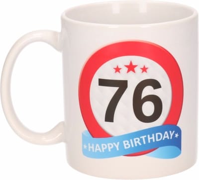 Beallatio Decorations - 76 jaar Verjaardag koffiemok - cadeau beker - stopbord print met happy birthday - 300 ml - keramiek - wit