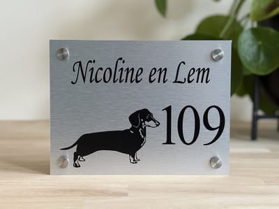 Naambordje / huisnummer voordeur teckel 15x20cm rvs-look met rvs afstandhouders