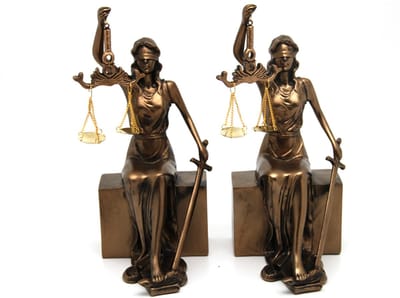 Queen Isabell - Beeldjes van Themis met weegschaal en zwaard - set van 2 stuks