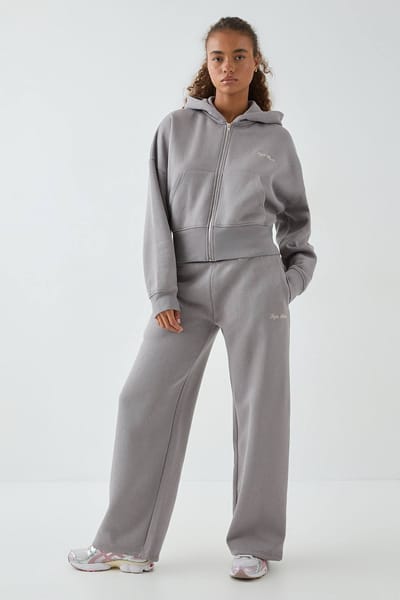 Dames DSGN Studio Deep Hem Boxy Crop Zip Through Hooded Tracksuit | Houtskool | Maat: XS