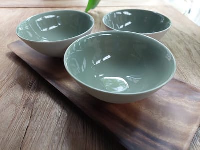 Floz Design schaaltje ruw steen en glad glazuur - 15 cm schaal - wit en celadon - set van 3 - fairtrade