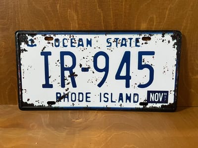 Rhode Island Ocean State Nummerbord Reclamebord - Nummerplaat - Muurplaat - Vintage - Retro - Horeca - Bord-Wanddecoratie -Tekstbord - Decoratiebord - Reclameplaat - Wandplaat - Nostalgie -Cafe - Bar -Mancave - Kroeg - Man Cave 30,7 x 15,5 cm.