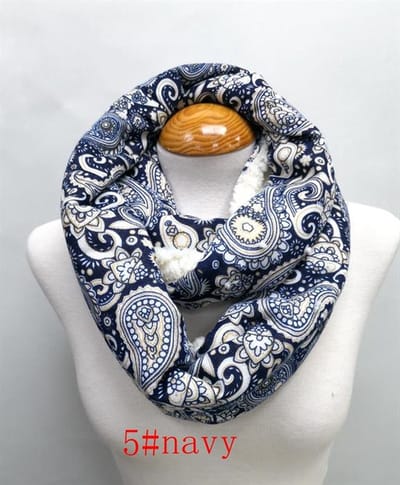 Ronde dames winter colsjaal Froukje paisleymotief blauw wit beige
