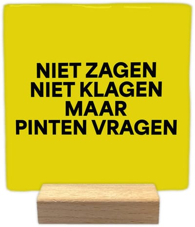 Niet zagen niet klagen maar pinten vragen - Keramische decoratie tegel - incl. houten presenteerblok