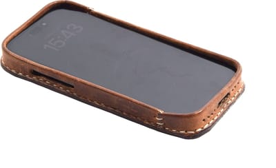 Nederlandse Ambacht: Exclusieve Lederen Handgemaakte iPhone 14 Cover - Een Weerspiegeling van Ongeëvenaarde Vakmanschap