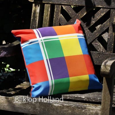 HUGS buitenkussen | 40x40 | geruit | gekleurd | outdoor kussen | tuinkussen met tekst | terras aankleding | waterafstotend |
