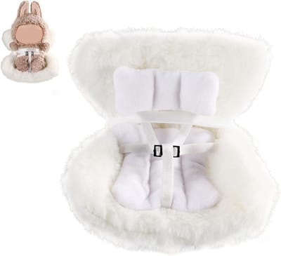 Allecto Plus - Pluche Auto Poppenstoel met Stoelkussen voor Poppen - Decoratieve Veiligheidsbank - Schattig Auto Ornament - Accessoires voor Display - Geschikt voor 10-17cm Speelgoed - Wit