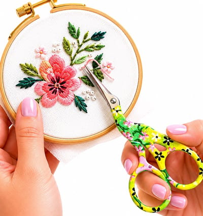 Ooievaar Borduurschaar 9,3 cm RVS – Premium Vintage Embroidery Schaar met Bloemmotief – Groene Naaischaar voor Borduren, Naaien, Knutselen & Hobby