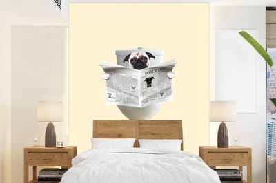 Fotobehang dieren - Behang - Hond - Pug - Toilet - Krant - Dier - Dieren behang - 165x220 cm - Fotobehang
