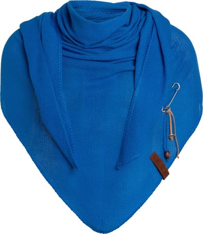 Knit Factory Lola Gebreide Omslagdoek - Driehoek Sjaal Dames - Katoenen sjaal - Luchtige Sjaal voor de lente, zomer en herfst - Stola - Cobalt - 190x85 cm - Inclusief sierspeld