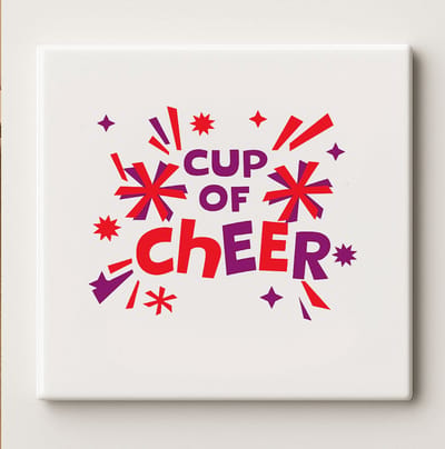 Cup of Cheer Decoratieve Tegel – 15x15cm Keramische Wanddecoratie – Feestelijk Kerstontwerp voor Keuken of Woonkamer