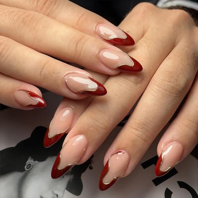 24 Stuks Rode Franse Punt Kunstnagels Korte Amandelvorm met Gouden Lijn Ontwerp - 12 Maten Acrylnagels voor Vrouwen en Meisjes, Perfect voor Feestjes en Dagelijks Gebruik