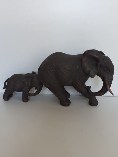 Olifanten beeld Moeder olifant met baby olifant op de rem van Slijkhuis Polyresin  21x40x15 cm
