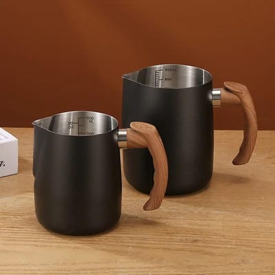600/900ML melkopschuimkan met nauwkeurige weegschaal Houten handvat Druppelvrije tuit Roestvrijstalen latte koffiekopje Koffiegerei 600ML zwart