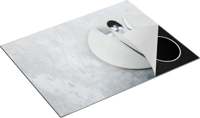 Chefcare Inductie Beschermer Bestek met een Bord op Witte Marmer - 77x59 cm - Afdekplaat Inductie - Kookplaat Beschermer - Inductie Mat