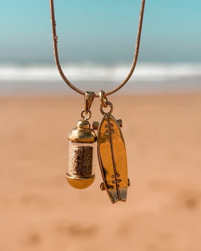 Laguna Treasures - Beach Pendant - ketting - surfskateboard - goud - snake ketting- Halsketting - Sieraden - Surf