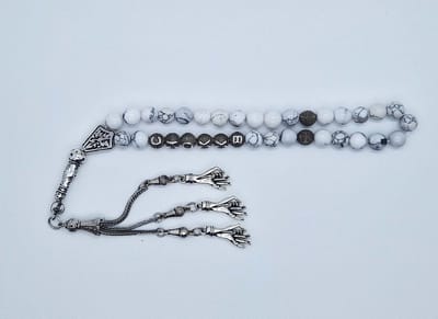 Handgemaakte naam tasbih 33 Kralen Natuursteen “Howlite Wit” - met metaal tassel “ Handpalm"- Met je naam of de naam van uw geliefde- 8 mm diameter van de korrel
