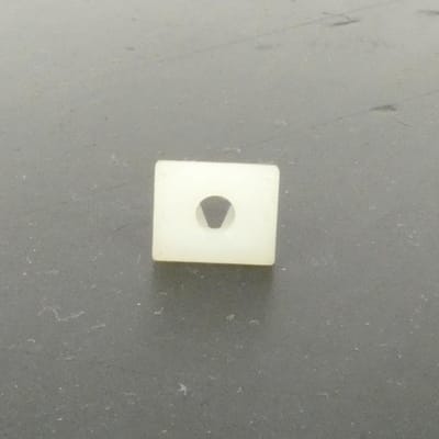 Écrou plastique à clipser pour scooter Peugeot 50 SX 705186 Neuf