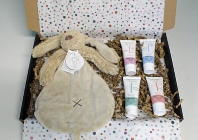 Brievenbus cadeau Knuffel & Care - kraam cadeau - knuffel met naam - babyverzorging