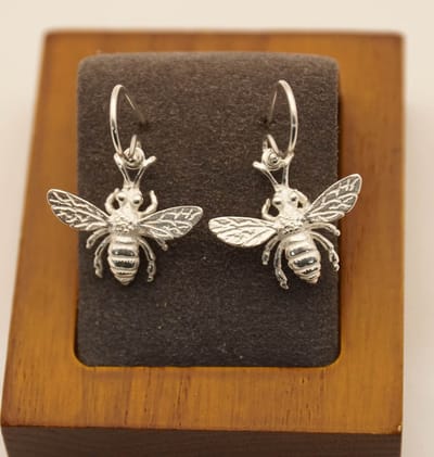 Zilveren oorbellen bijen - oorhanger bijen van 925 zilver - zilveren insekten oorhangers - dames oorbellen van vliegend insekt - prachtige dieren oorbellen van zilver