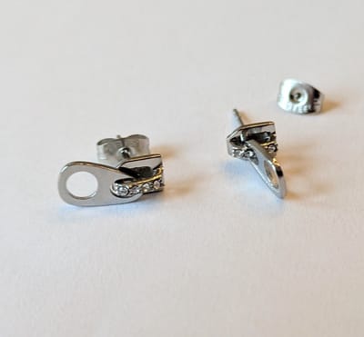 M-apART Oorstekers Chir. staal met thema: ritssluiting en 3 kristalsteentjes