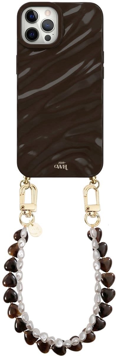 xoxo Wildhearts Brown Glaze telefoonhoesje met koord - geschikt voor iPhone 12 Pro Max - Sweetheart Brown & Pearls - Dream hoesje met telefoonkoord - Glimmende silicone case met plooien - Hartjesketting met korte parelketting - Bruin