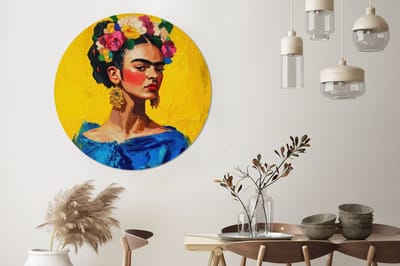 WallCircle - Wandcirkel - Muurcirkel - Frida Kahlo - Vrouw - Geel - Blauw - Bloemen - Aluminium - Dibond - 120x120 cm - Binnen en Buiten XXL
