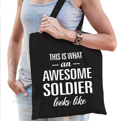Awesome soldier / geweldige soldate / militair cadeau katoenen tas zwart voor dames - kado tas / beroepen / tasje / shopper