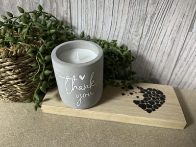 Creaties van Hier – Cement Candle Thank you met houten plankje - 8 cm – Cement – Kaars