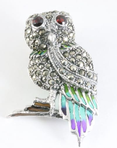 Zilveren uil broche met marcasiet, emaille en granaat