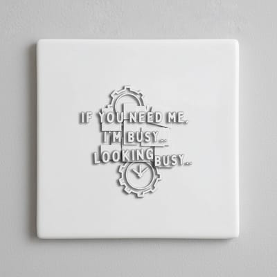 Grappige Kantoor Quote Decoratieve Keramische Tegel 15x15 cm – “If you need me, I’m busy looking busy” Wanddecoratie
