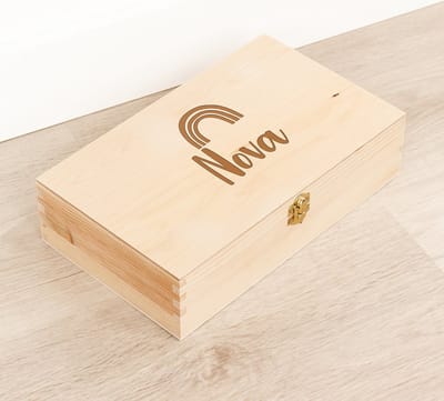 Houten kistje 'Nova' Regenboog - Tekenkist - Herinneringsdoos - Kraamcadeau - Knutseldoos - Memorybox - Baby - Geboorte