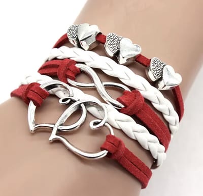 Armbandje 12Getit Rood wit hartjes.