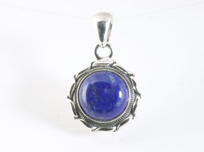 Ronde bewerkte zilveren hanger met lapis lazuli