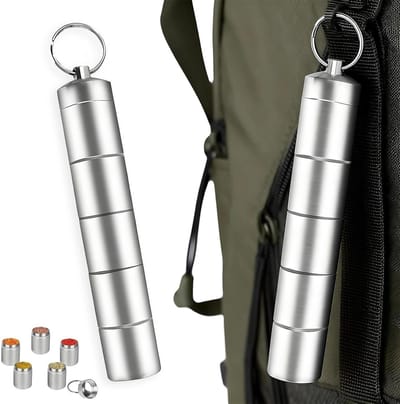5-in-1 kruidenstrooier voor camping, mini kruidenpotjes, draagbare kruiden set voor buiten, BBQ en koken onderweg, ideaal voor picknicks en kampeertrips.