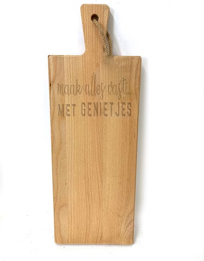 Grote borrelplank / snijplank met tekst gravure QUOTE: MAAK ALLES VAST MET GENIETJES. Cadeau-bruiloft-trouwdag-samenwonen. Het formaat is 20x56cm