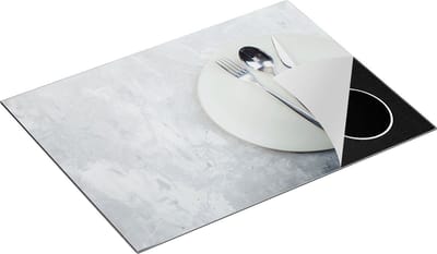 Chefcare Inductie Beschermer Bestek met een Bord op Witte Marmer - 70x50 cm - Afdekplaat Inductie - Kookplaat Beschermer - Inductie Mat
