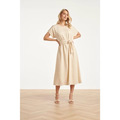 Smashed Lemon Dames jurk met strikceintuur en golvende details |