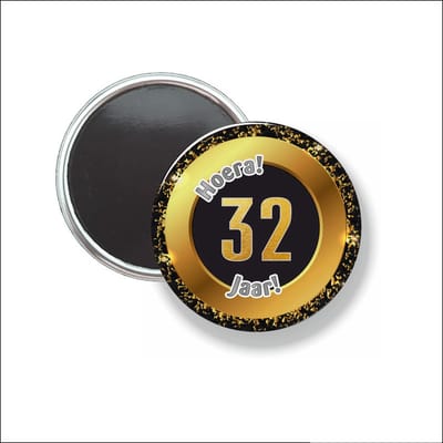 Button Met Magneet 58 MM - Hoera 32 Jaar - NIET VOOR KLEDING